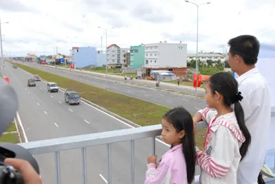 Đại lộ Đông Tây đoạn gần với quốc lộ 1A, huyện Bình Chánh. ảnh: Cao Thăng.